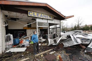 Tornados y otras tormentas que azotaron el sur de Estados Unidos, mataron al menos a cinco personas, destruyeron casas y derribaron árboles y cables del tendido eléctrico. (EFE) 