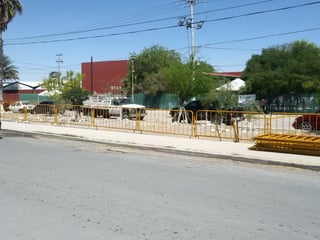Este viernes se empezó a colocar vallas y demás mobiliario al exterior e interior del Colegio Nacional de Educación Técnica Profesional (Conalep), el cual se encuentra por la carretera Torreón-San Pedro, a la entrada de la ciudad.
(EL SIGLO DE TORREÓN)