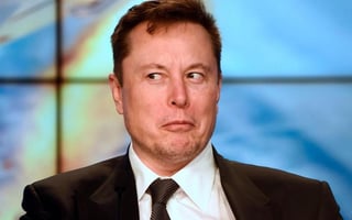 Elon Musk emitió dos tuits en respuesta a un usuario que comentó que Tesla podría superar a Apple pronto (ESPECIAL) 