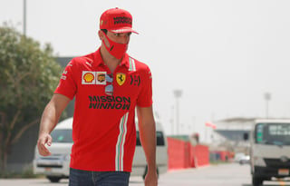 El piloto español de Fórmula Uno Carlos Sainz, que debutó este viernes con el equipo Ferrari, en los primeros entrenamientos libres de la temporada, los del Gran Premio de Baréin, pidió 'paciencia' para adaptarse al coche en un circuito con condiciones 'complicadas' por el viento en la pista. (ARCHIVO)