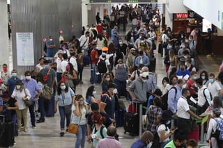 El Aeropuerto Internacional Benito Juárez de la Ciudad de México (AICM) lució la tarde de este viernes con una afluencia importante de personas que buscaban salir de la ciudad o que llegaban de vacaciones. (EL UNIVERSAL)