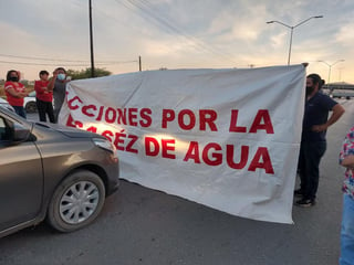 Cerca de las 19:15 horas un grupo de inconformes cerró el paso en la carretera Torreón-San Pedro.