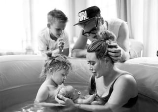Hilary Duff ha dado a luz a su tercer hijo, el segundo con su esposo Matthew Koma. La estrella de 'Lizzie McGuire' reveló la noticia con una publicación en redes sociales, a través de la cual hizo oficial la presentación en público de su bebé. (Especial) 