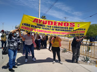 Por diversas situaciones, cientos de personas se apostaron al exterior del Conalep con la esperanza de abordar a Obrador y exponerle su problema. (EL SIGLO DE TORREÓN) 