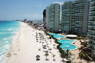 El hotel Planet Hollywood Cancún ofrece a sus huéspedes la posibilidad de vacacionar como estrella de cine en Isla Blanca. Es el primer alojamiento en México operado bajo la marca propiedad de las luminarias Sylvester Stallone, Bruce Willis, Demi Moore y Arnold Schwarzenegger. (ARCHIVO)
