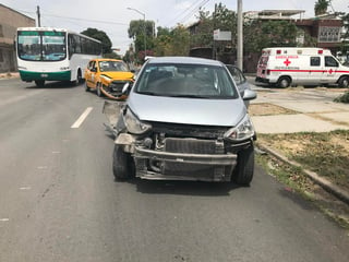 La tarde de este domingo se registró un accidente vial en el sector Centro de Torreón donde se vieron involucrados cinco vehículos, dos de ellos estacionados. (EL SIGLO DE TORREÓN)
