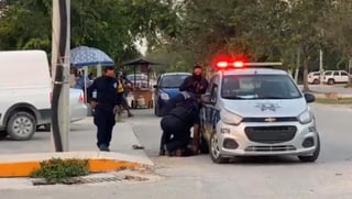 Ciudadanos mexicanos, activistas y funcionarios del Gobierno expresaron indignación este domingo tras revelarse un video en el que cuatro policías municipales de Tulum, enclave turístico del sureste, presuntamente matan a una mujer al someterla en el piso. (ESPECIAL)
