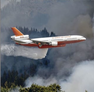 La renta del avión DC-10 para combatir el incendio tiene un costo de 1 millón de dólares.