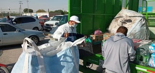 Cada viernes acude al municipio el camión recolector y las personas entregan el material que juntaron durante la semana. (EL SIGLO DE TORREÓN) 