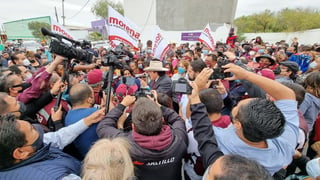 Alrededor de 150 personas acompañaron en su registro al candidato de Morena por la alcaldía de Saltillo, Armando Guadiana.