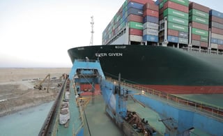 La Autoridad del Canal de Suez informó de que 'han tenido éxito los esfuerzos de reflotar el barco' y mostró imágenes de la nave situada en paralelo respecto a la orilla del canal, después de una semana en la que había estado en horizontal bloqueando el paso por el canal en ambos sentidos.
(EFE)