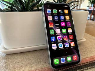 Las autoridades brasileñas impusieron al gigante tecnológico Apple una multa de 10.5 millones de reales (casi dos millones de dólares) por vender el iPhone sin cargador y por publicidad engañosa en relación a la resistencia al agua de sus aparatos, informaron fuentes oficiales. (ARCHIVO) 
