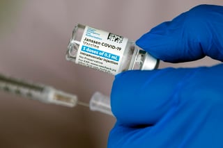 El primer vistazo del gobierno de Estados Unidos al uso de las vacunas contra el COVID-19 en el mundo real encontró que su efectividad es casi tan fuerte como lo era en los estudios controlados. (ARCHIVO) 