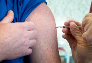 Florida (EUA) inició este lunes la vacunación a personas mayores de 40 años, un paso previo a la inclusión de los mayores de 18 años la próxima semana, y en momentos en que se incrementan con velocidad los casos de las variantes de la COVID-19. (ARCHIVO) 