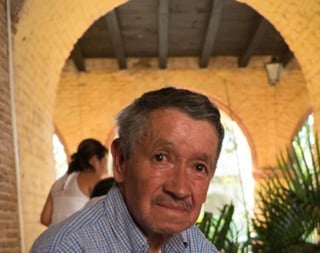 Familiares y amigos dieron el último adiós al poeta y periodista Javier Molina, quien fue sepultado esta mañana en San Cristóbal de las Casas. (Especial) 