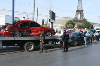 El área del aparatoso accidente vial fue resguardada por los agentes de Tránsito y Vialidad del municipio. (EL SIGLO DE TORREÓN)