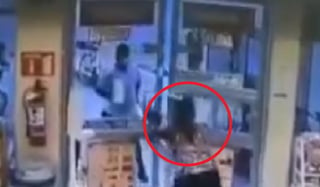 En el video se muestra a la mujer entrando y saliendo de la tienda, aparentemente sin causar ningún daño 'ni alterar el orden público', como alegó la policía (ESPECIAL) 