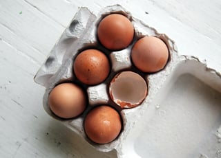 El consumo de huevo crudo puede provocar la salmonela. (ESPECIAL)