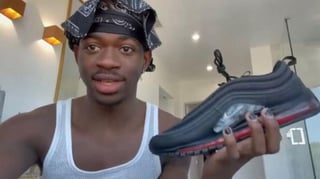 La compañía deportiva Nike presentó este lunes una demanda contra los diseñadores de la colección de zapatillas satánicas promocionada por el cantante Lil Nas X, que a pesar de que llevan el logo de la empresa no cuentan con su aprobación. (ARCHIVO)