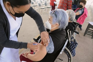 Este martes, cerró con 4 mil 002 vacunas contra el COVID-19 aplicadas a personas adultas mayores del municipio de Torreón. (JESÚS GALINDO)