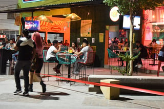 Mediante operativos, las autoridades buscarán ordenar las actividades en negocios ya liberados como restaurantes y bares. (ARCHIVO)