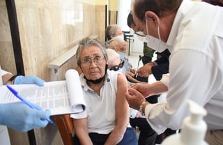 Continúa creciendo el número de adultos mayores vacunados contra el COVID en el estado, la cifra ya rebasó los 70 mil y se espera que pronto arranque la campaña en la capital del estado. (EL SIGLO DE TORREÓN) 