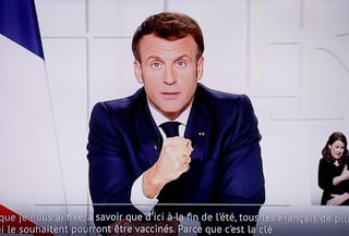 El presidente francés, Emmanuel Macron, anunció este miércoles un confinamiento atenuado para todo el país a partir del sábado por la noche durante un mes, a lo que se añadirá un cierre de las escuelas durante tres semanas y de cuatro para la secundaria. (ARCHIVO) 
