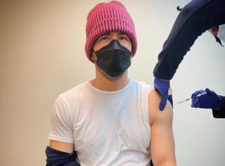 Ryan Reynolds presumió su musculatura en los brazos con una playera blanca mientras recibía la primera dosis de la vacuna contra el COVID-19 este miércoles por la mañana. (Especial) 