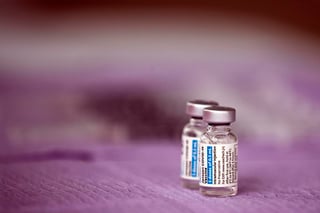 La farmacéutica Johnson & Johnson (J&J) retrasará el envío de dosis de su vacuna contra la COVID-19 a las autoridades estadounidenses después de un error ocurrido en una planta de producción de Baltimore en la que se mezclaron componentes de dos vacunas diferentes, informó el diario The New York Times. (EFE) 

