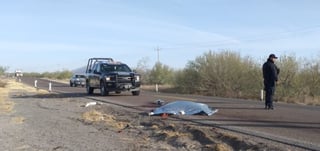 Las autoridades confirmaron que a la altura del kilómetro 70 de la carretera Gómez Palacio-Jiménez había un hombre sin vida. (EL SIGLO DE TORREÓN)