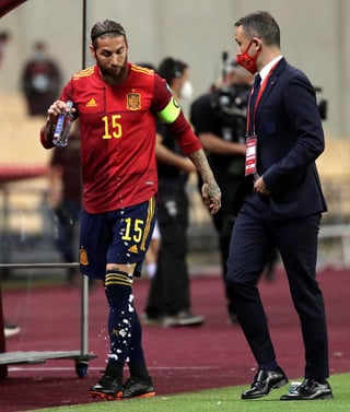 Ramos, que vuelve de jugar con la selección española, sufre 'una lesión muscular en el gemelo interno de la pierna izquierda', afirmó el equipo merengue en un comunicado.
