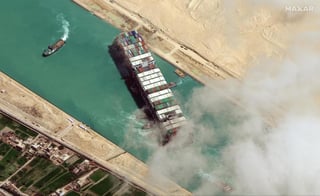 Egipto espera una indemnización de más de 1,000 millones de dólares después de que un buque carguero que encalló en el Canal de Suez bloqueó el tránsito marítimo casi una semana, de acuerdo con la máxima autoridad del canal, que advirtió que el barco y su carga no podrán abandonar el país en caso de que el tema llegue a tribunales. (ARCHIVO) 