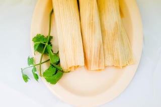Los tamales son un platillo típico mexicano que podemos encontrar salados y dulces. (ESPECIAL)