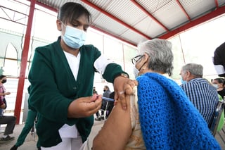 Las autoridades esperan aplicar en los próximos días entre 4 mil y 5 mil vacunas anti-COVID-19 por día en los módulos de Torreón. (JESÚS GALINDO)