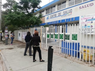 Desde tempranas horas de ayer llegaron personas al Centro de Salud Isauro Venzor en GP.