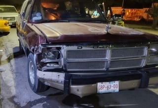 El choque fue ocasionado por José Isaac, de 35 años, quien manejaba ebrio la camioneta Dodge Ram color rojo. (EL SIGLO DE TORREÓN)