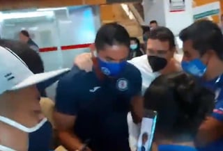 La llegada de Cruz Azul causó mucho revuelo con sus aficionados quienes los verán por primera vez en Ciudad Juárez y alrededor de 100 personas se dieron cita en el aeropuerto para recibir al líder del Guardianes 2021. (Twitter) 