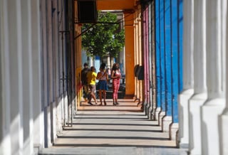 Cuba marcó este viernes un nuevo máximo absoluto de casos de COVID-19 con 1,077 nuevos contagios, superando la cifra récord de 1,051 positivos registrada el pasado miércoles, según el parte diario del Ministerio de Salud Pública (Minsap). (ARCHIVO) 
