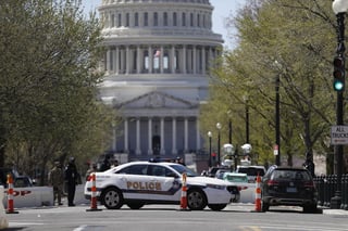 Un coche embistió este viernes una barricada de seguridad en el Capitolio de EUA y atropelló a dos agentes de policía, uno de los cuales ha fallecido al igual que el asaltante. (EFE)