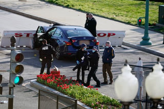 El atacante embistió su vehículo contra una barrera de seguridad junto al Capitolio. (Especial) 