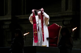 El papa presidió un viacrucis con niños como protagonistas.