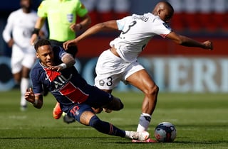 El delantero brasileño Neymar y el defensa portugués Tiago Djalo se enzarzaron en el túnel de vestuarios tras ser expulsados en el tramo final del partido entre el París Saint Germain y el Lille, de la Ligue 1. (Especial) 