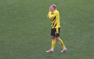 El Eintracht Fráncfort se impuso este sábado por 1-2 al Borussia Dortmund, gracias a un gol de cabeza del portugués André Silva en el minuto 87 que acerca al conjunto de Adi Hüttter a la Liga de Campeones y aleja de dicho objetivo al equipo del croata Edin Terzic. (EFE)
