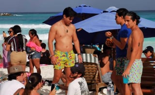 Pese a los llamados de la autoridad para prevenir el contagio de coronavirus, turistas nacionales y extranjeros, al igual que habitantes de la zona, desbordaron playas de Cancún sin cubrebocas, sin sana distancia y, en muchos casos, con consumo alcohol. (ESPECIAL)
