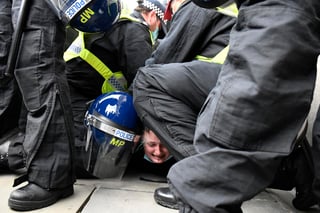 Cientos de personas marcharon el sábado por el centro de Londres y otras ciudades de Inglaterra y Gales para manifestarse contra el plan del gobierno británico de otorgar facultades a la policía para aplacar las protestas. (AP)
