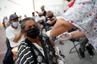 Autoridades federales no informaron sobre el avance de la vacunación en México. (AP)