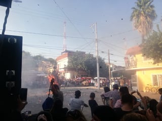 La celebración en el barrio de Trincheras en Gómez Palacio se realizó sin la vigilancia de Seguridad Pública ni de Protección Civil. (GUADALUPE MIRANDA)