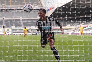 Tottenham se quedó con las ganas de situarse en el cuarto puesto de la Liga Premier cuando Joe Willock, jugador cedido a préstamo por su eterno rival Arsenal, anotó el gol con el que Newcastle le empató 2-2 el domingo. (Especial) 