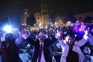 Acompañado de su familia y cientos de saltillenses, Armando Guadiana Tijerina, candidato a la alcaldía por Morena, realizó su arranque de campaña en la Plaza de Armas con simpatizantes