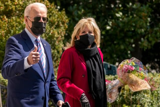 El presidente de EUA, Joe Biden, y su esposa, Jill, invitaron a los estadounidenses a vacunarse, en un mensaje que difundieron con motivo del domingo de Pascuas. (AP)